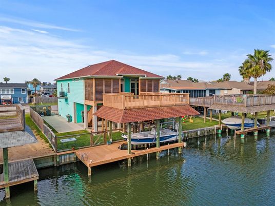 Exterior, Lake