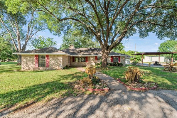 Backyard, Exterior, Facade, Brick Facade, Ranch