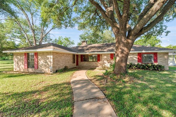 Exterior, Facade, Brick Facade, Ranch