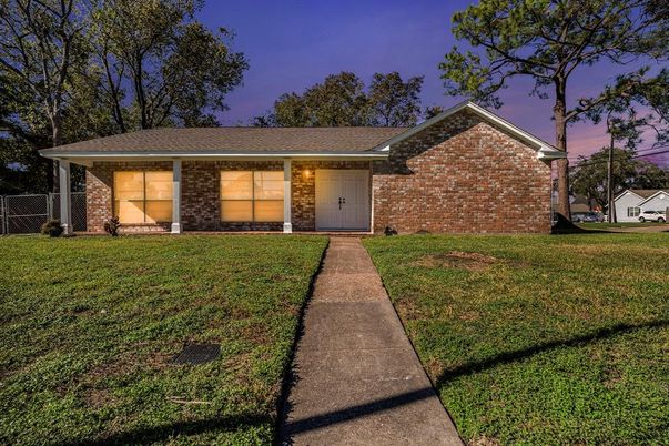 Exterior, Facade, Brick Facade, Ranch