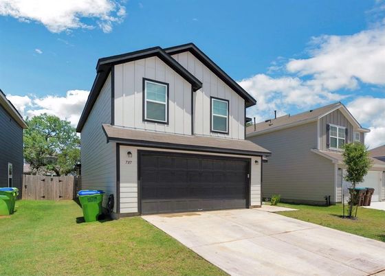 Attached, Exterior, Facade, Farmhouse
