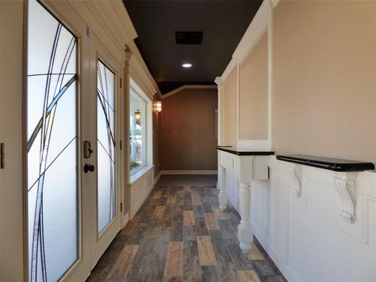 Interior, Recessed Lighting, Wood Texture Flooring