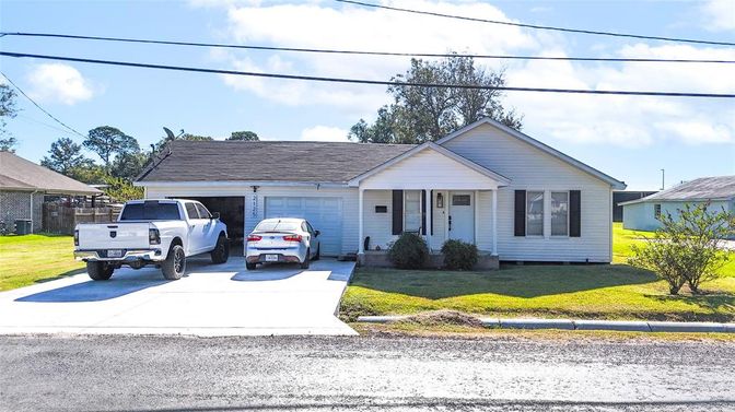Attached, Exterior, Facade, Ranch