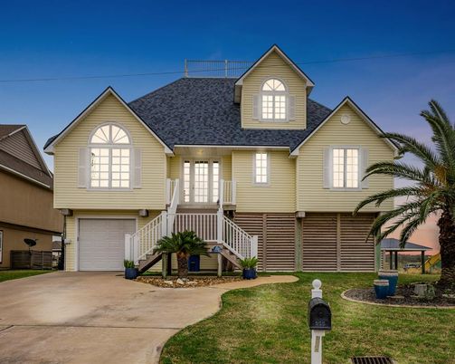 Attached, Exterior, Facade, Farmhouse