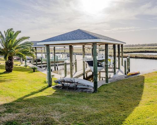 Exterior, Lake