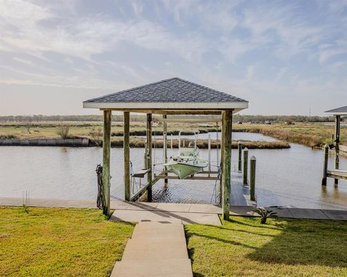 Exterior, Lake