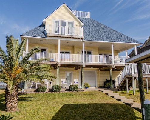 Attached, Exterior, Facade, Farmhouse