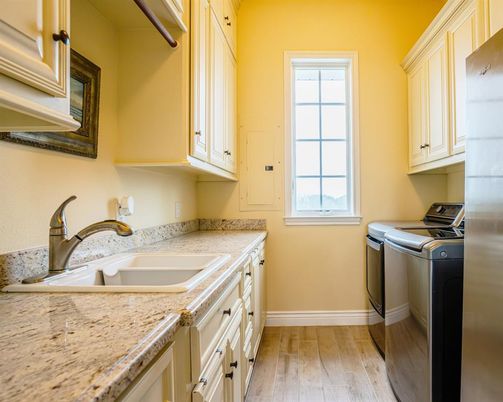 Interior, Washer, Wood Texture Flooring