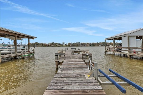 Exterior, Lake