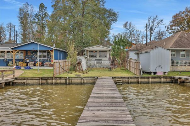 Exterior, Lake