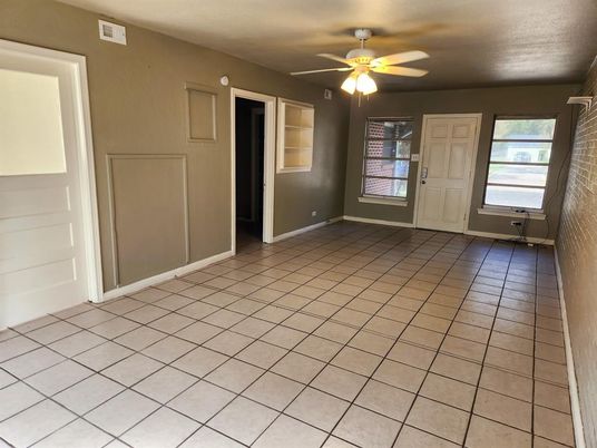Empty room, Interior
