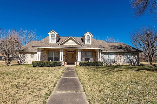 Exterior, Facade, Ranch