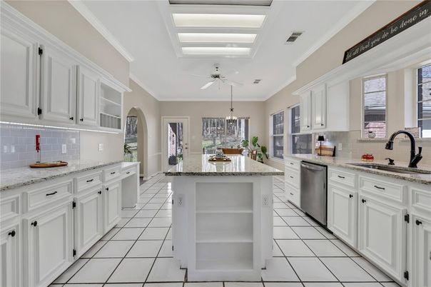 Chandelier, Dining room, Interior, Kitchen, Stainless Steel Appliances