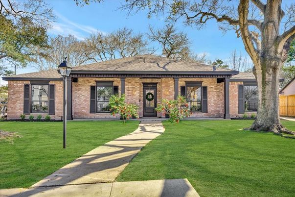 Exterior, Facade, Brick Facade, Ranch