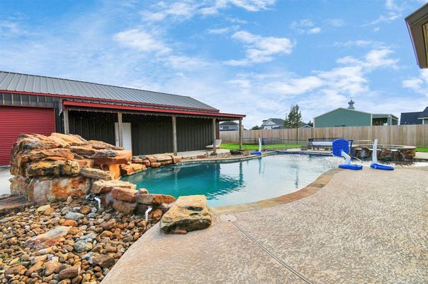 Exterior, Pool