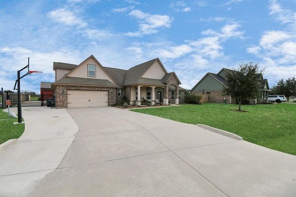 Attached, Exterior, Facade, Brick Traditional