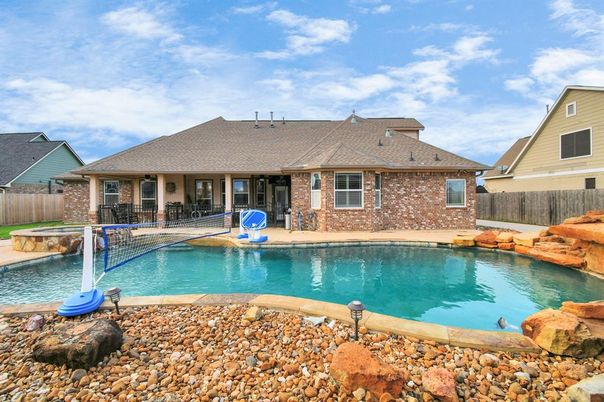 Exterior, Playground, Pool