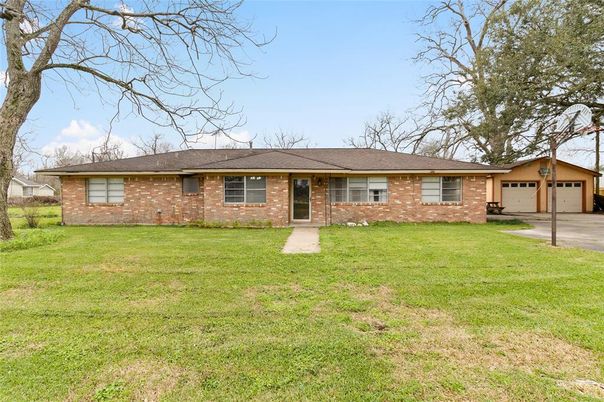 Backyard, Detached Garage, Exterior, Facade, Brick Facade, Ranch