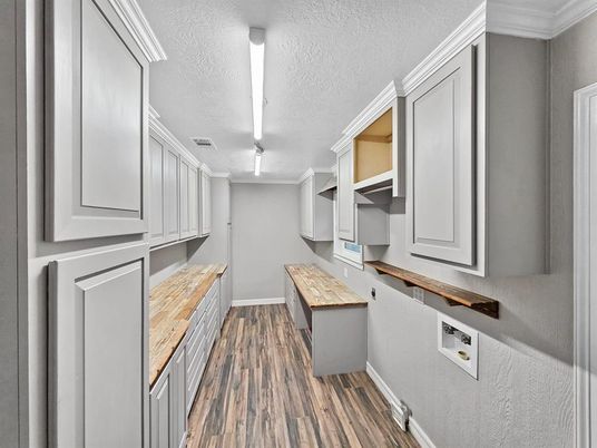 Interior, Walk-in Closets, Wood Texture Flooring