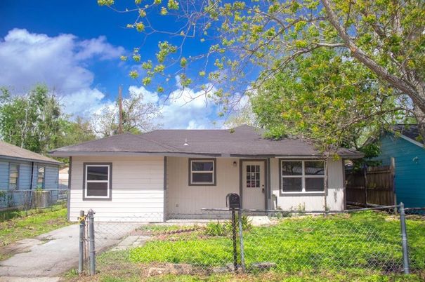 Backyard, Exterior, Facade, Ranch