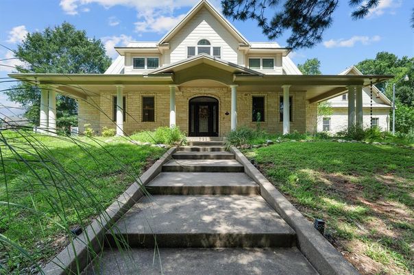 Exterior, Facade, Brick Facade, American Craftsman