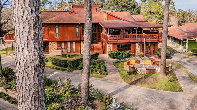 Exterior, Facade, Log Home