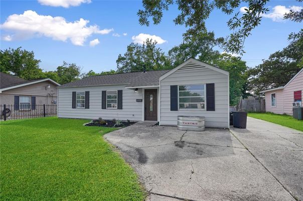 Exterior, Facade, Ranch