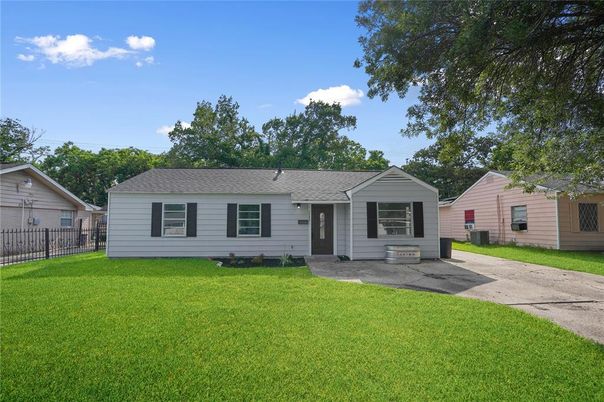 Backyard, Exterior, Facade, Ranch