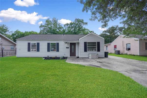 Backyard, Exterior, Facade, Ranch