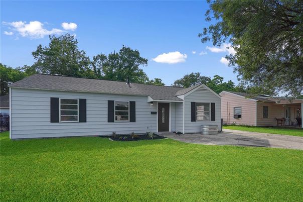 Backyard, Exterior, Facade, Ranch