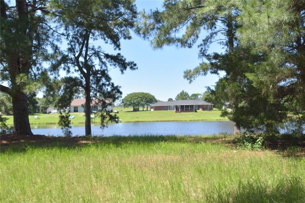 Exterior, Lake