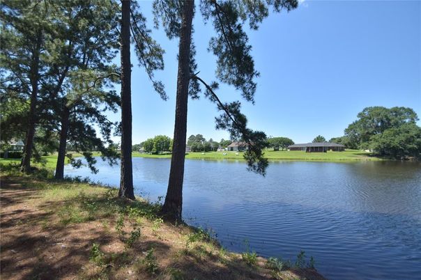 Exterior, Lake