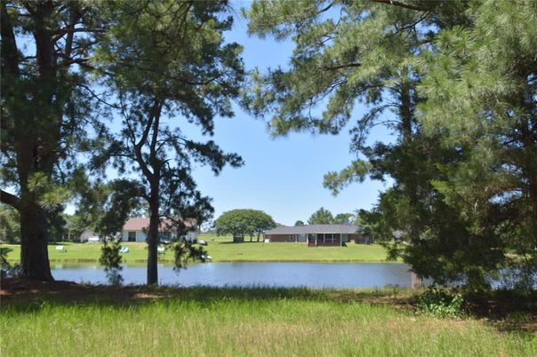Exterior, Lake