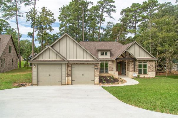 Attached, Exterior, Facade, Brick Traditional