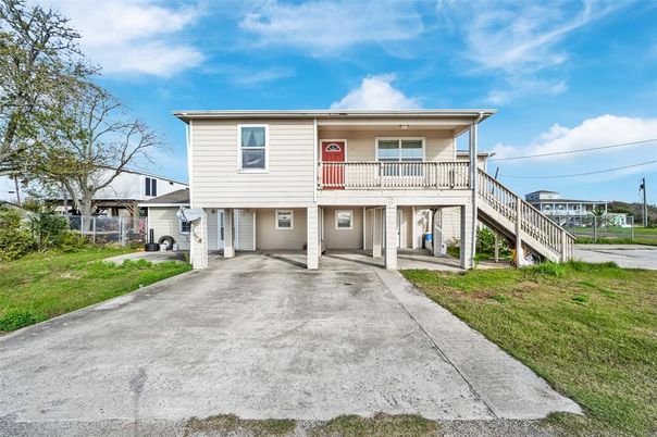 Backyard, Exterior, Facade, Raised Ranch