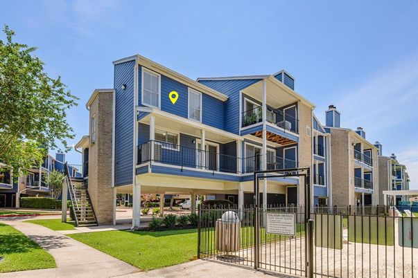 Exterior, Facade, Rowhouse