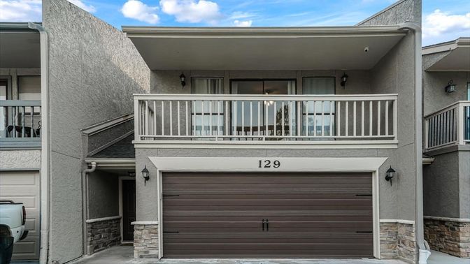 Attached, Exterior, Facade, Rowhouse