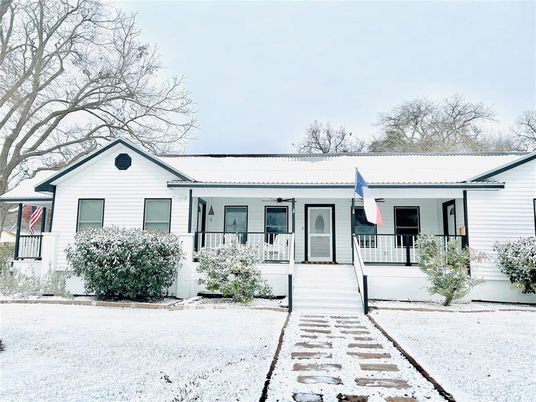 Exterior, Facade, Ranch