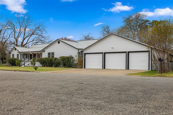 Attached, Exterior, Facade, Ranch