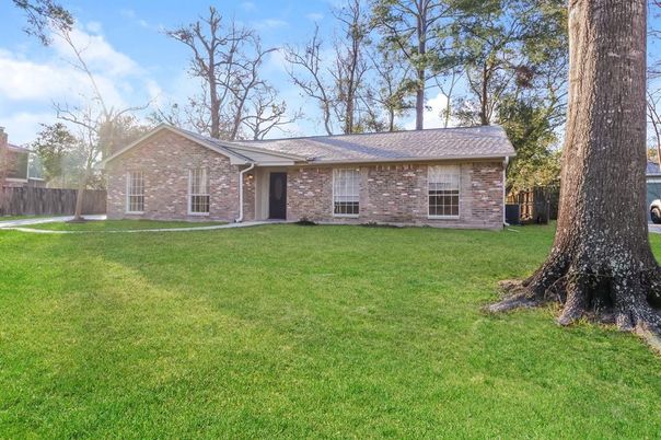 Backyard, Exterior, Facade, Brick Facade, Ranch