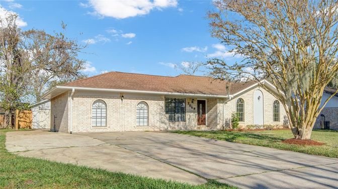 Backyard, Exterior, Facade, Brick Facade, Ranch