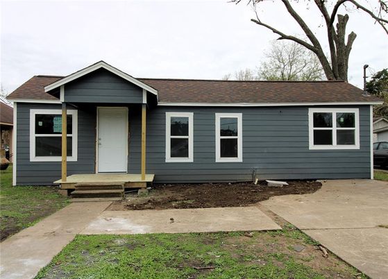 Exterior, Facade, Ranch