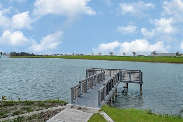 Exterior, Lake