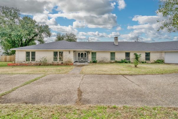 Attached, Exterior, Facade, Ranch