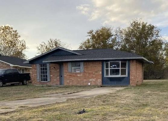 Exterior, Facade, Brick Facade, Ranch