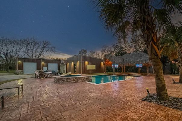 Exterior, Pool
