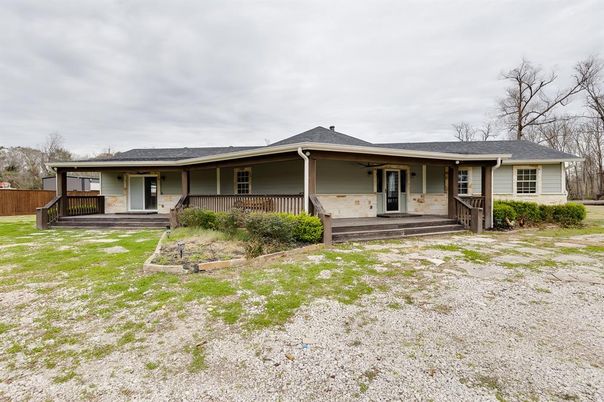 Backyard, Exterior, Facade, Ranch