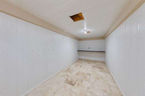 Empty room, Interior