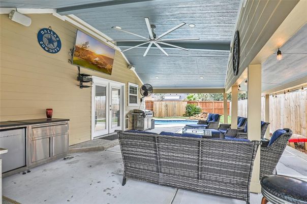 Exterior, Pool
