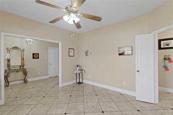 Empty room, Interior
